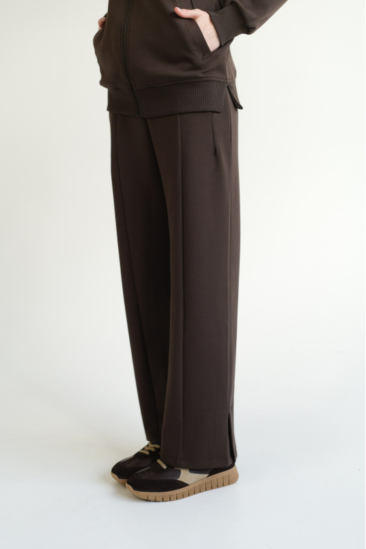 Костюм брючный спортивного плана в шоколадном оттенке